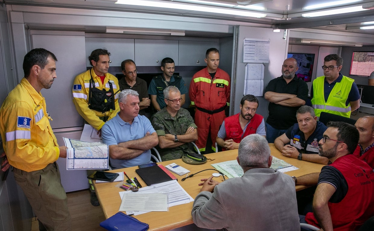 El presidente de Castilla-La Mancha, Emiliano García-Page, ha visitado el puesto de mando avanzado instalado en Casas de Uceda para conocer el estado del incendio de Valdepeñas de la Sierra, en la provincia de Guadalajara