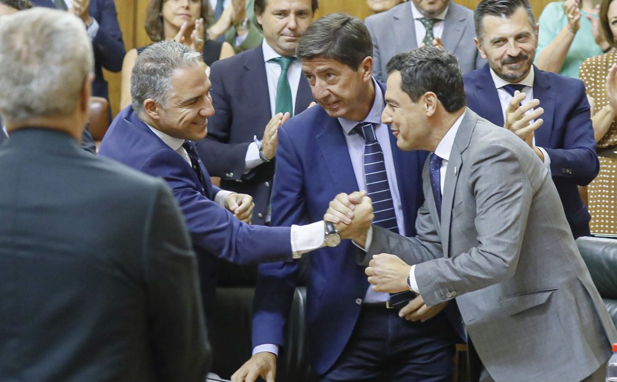 Moreno recibe la felicitación de Elías Bendodo tras el discurso en presencia del vicepresideente Juan Marín