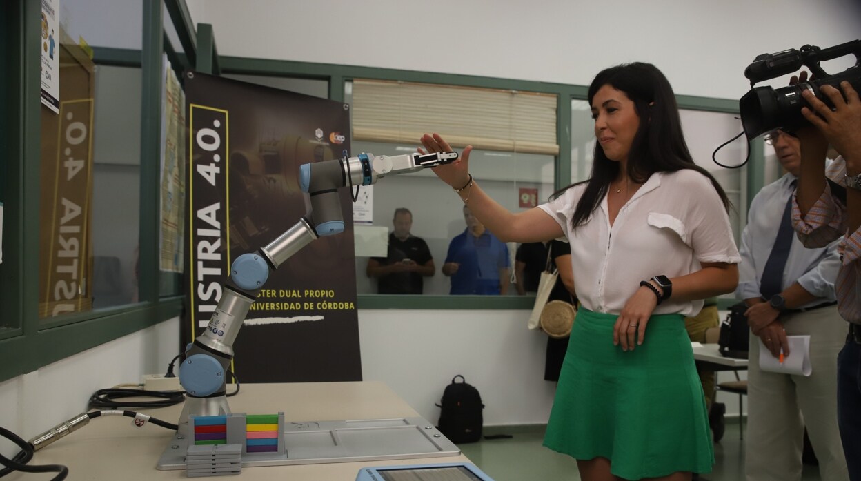 Así es UR3, el robot que detecta la presencia humana y cuyo uso enseña la Universidad de Córdoba