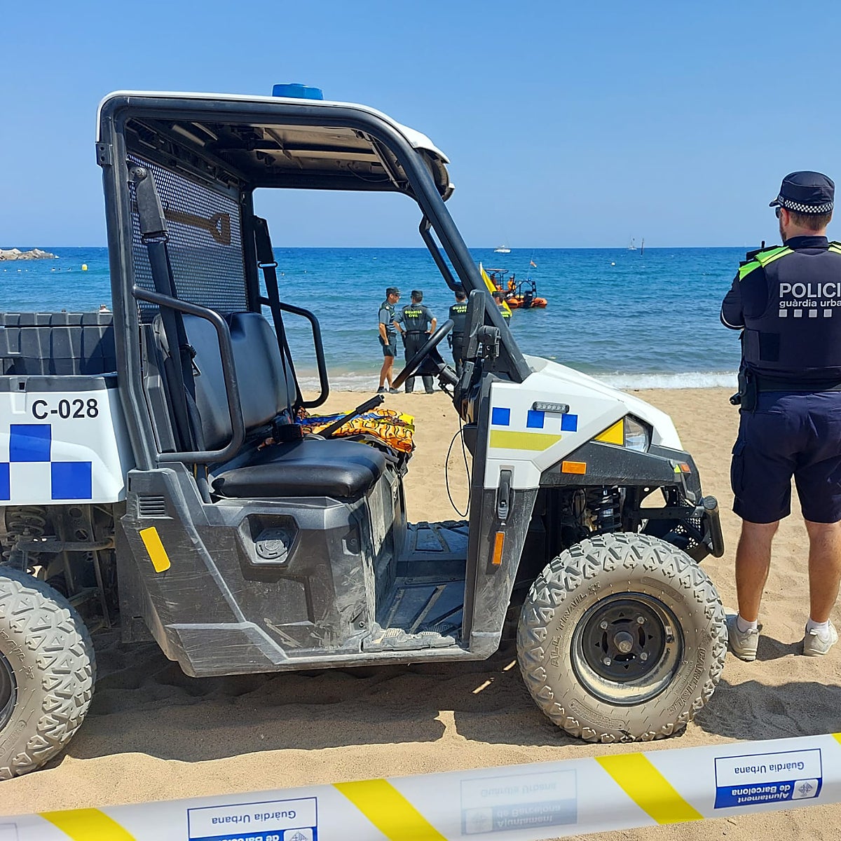 Desalojada parte de una playa de Barcelona por un posible artefacto explosivo