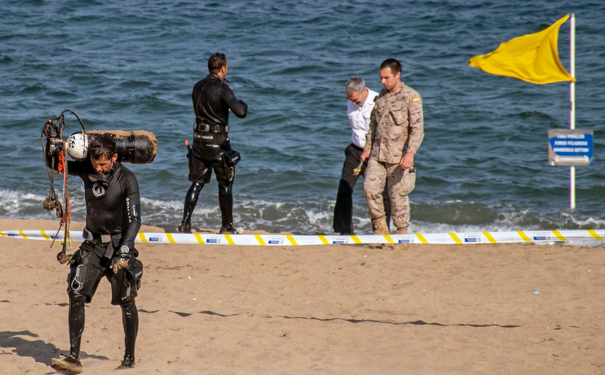 Buzos de la Armada en la playa de la Barceloneta este jueves