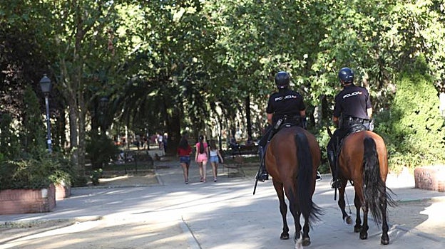 La Policía Nacional patrulla a caballo el parque de Calero