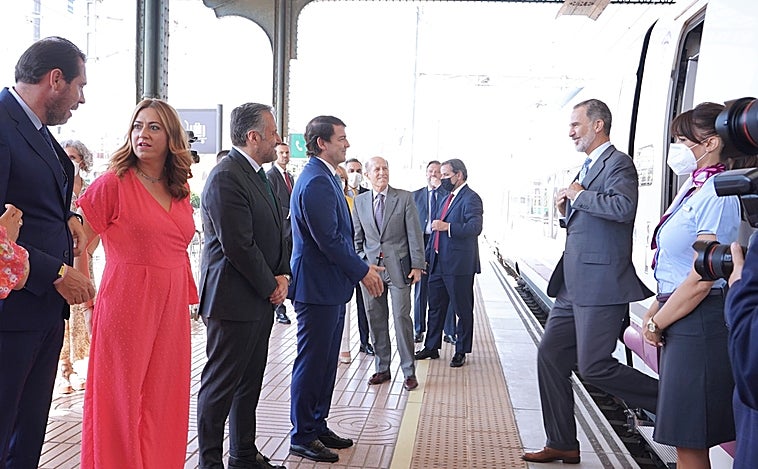 El viaje inaugural del AVE a Burgos hace parada en Valladolid con saludo entre Mañueco, Pedro Sánchez y el Rey