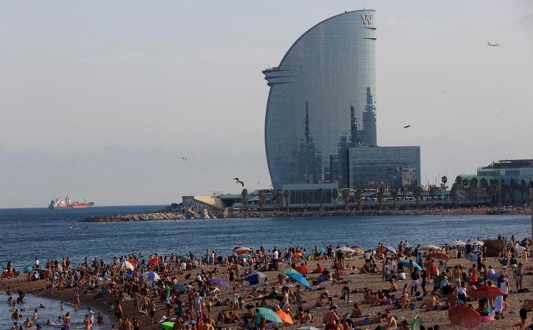 Barcelona multará a quienes fumen en la playa desde la próxima semana