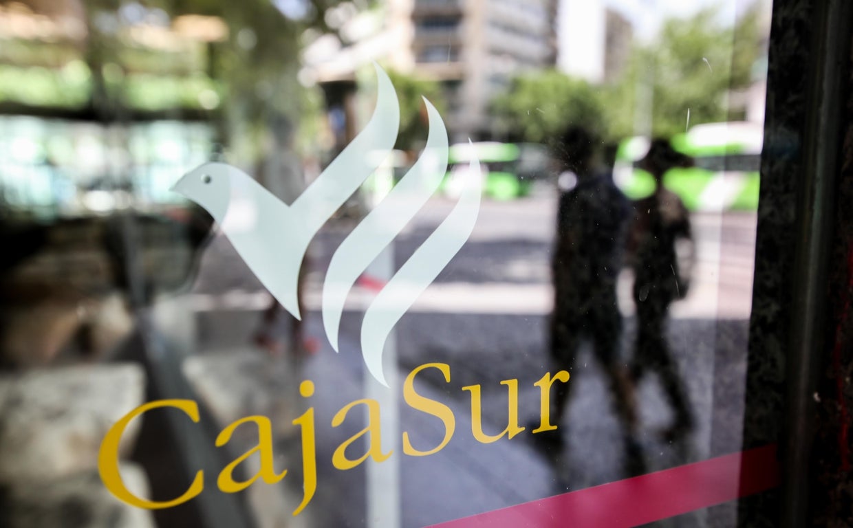 Oficina de Cajasur con el logotipo anterior