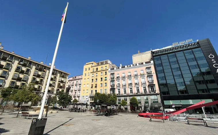 La bandera LGTBI ondea ya en un mástil permanente en la plaza de Pedro Zerolo