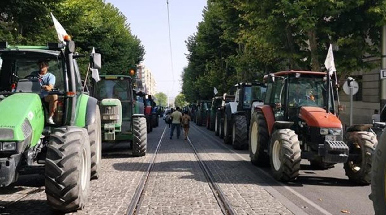 Centenares de tractoristas de Jaén protestan por la subida de los costes de producción en el campo