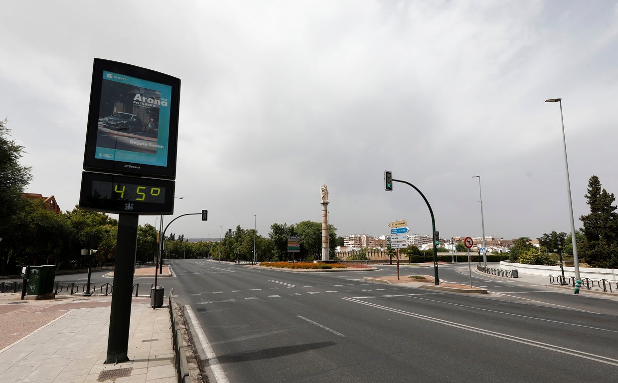 Un termómetro marca 45 grados en el Puente de San Rafael de Córdoba esta semana