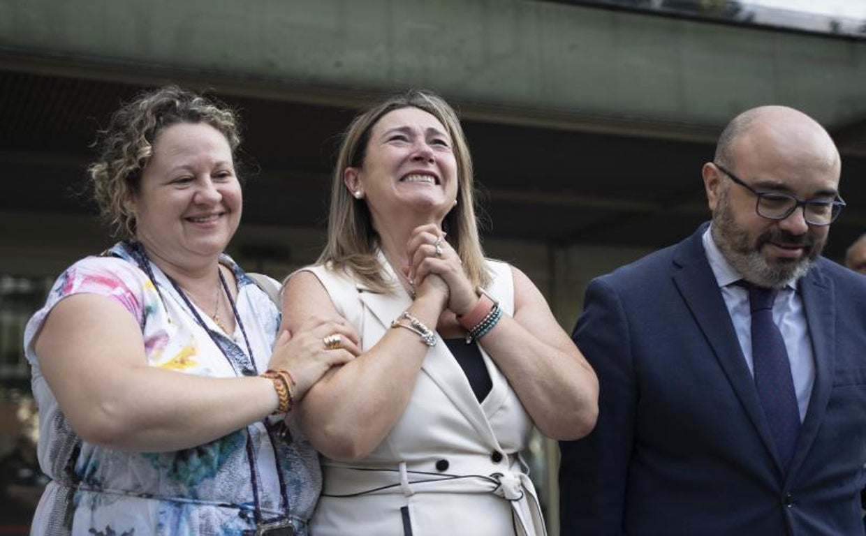Marisol Burón, la madre de Marta Calvo, tras conocer el veredicto de culpabilidad, junto a su abogada y un letrado de la acusación particullar