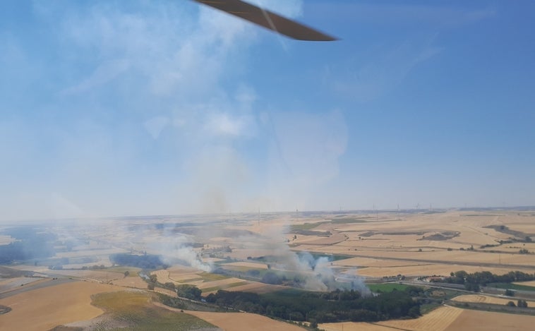 Las chispas de un tren provocan un incendio y obligan a cortar la vía en la provincia de Burgos