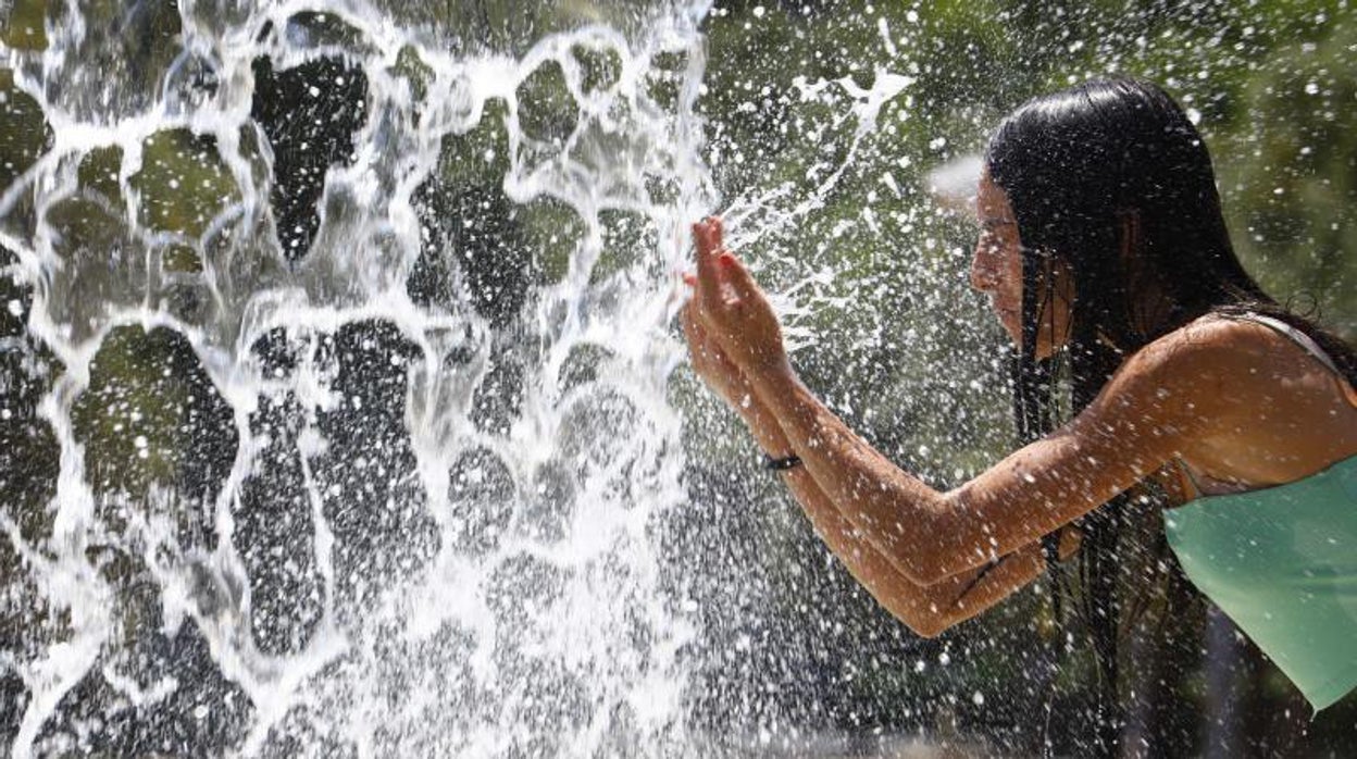 Toda Andalucía en aviso naranja por calor y rojo en el litoral de Huelva este lunes