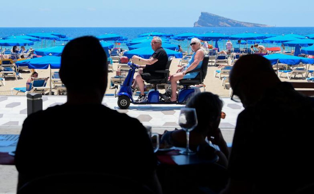 Turistas en un bar junto a la playa en Benidorm