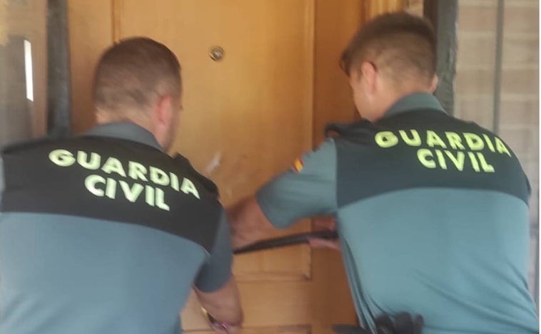 La Guardia Civil salva a un anciano inconsciente en casa en Alicante tras alertar su mujer desde el Reino Unido