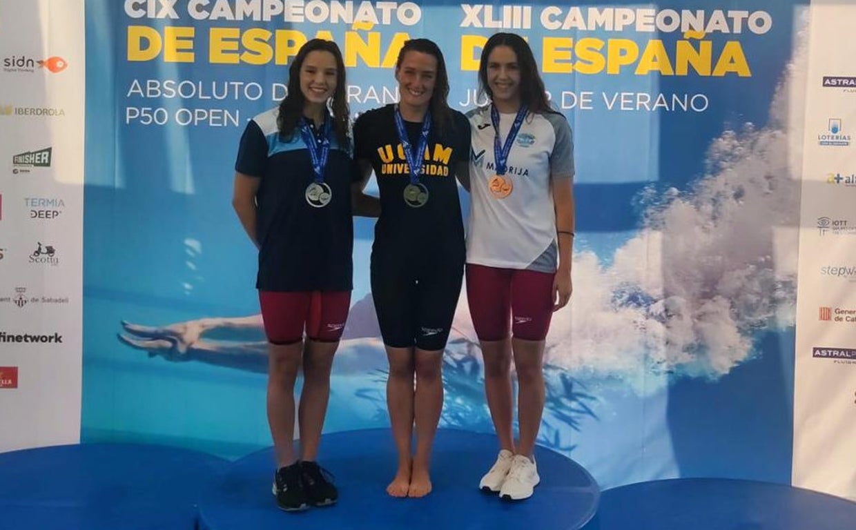 Laura Cabanes (a la derecha), en el podio de los 200 metros estilos del campeonato de España con Mireia Belmonte y Emma Carrasco