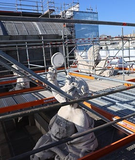 Imagen secundaria 2 - Detalles de las obras de restauración de la Puerta de Alcalá