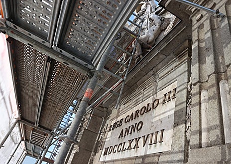 Imagen secundaria 1 - Detalles de las obras de restauración de la Puerta de Alcalá