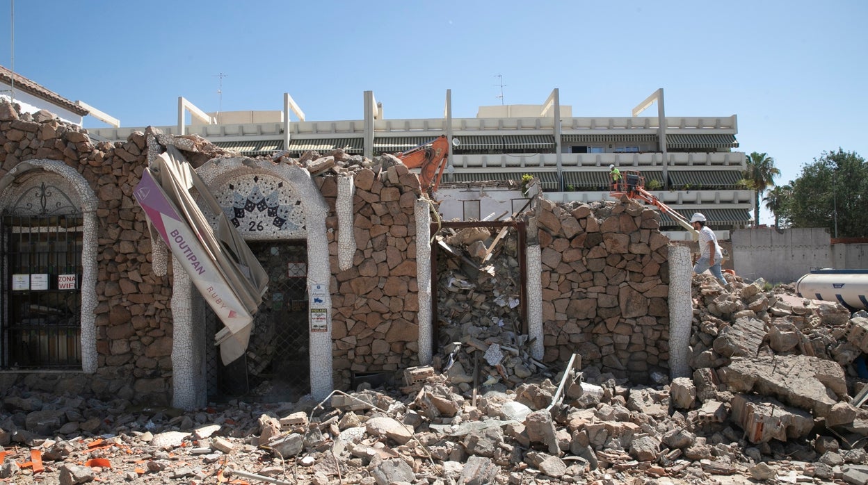 El derribo de la histórica Boutipan de Córdoba, en imágenes