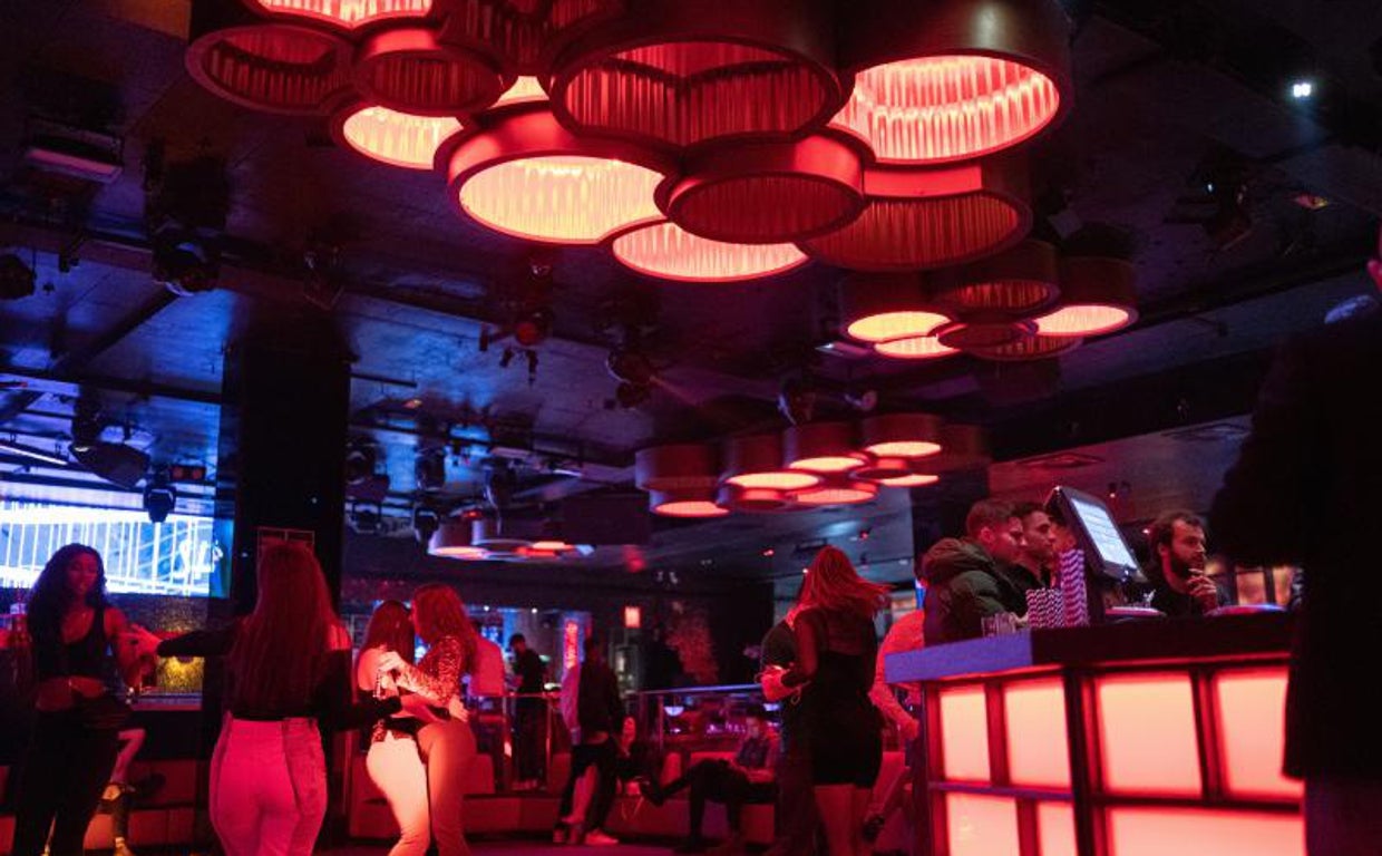 Un grupo de personas bailando en una discoteca de Barcelona, e una imagen de archivo