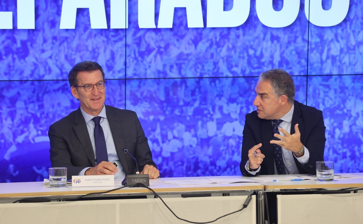 El presidente del PP, Alberto Núñez Feijóo, junto a su coordinador general, Elías Bendodo, este martes en Génova