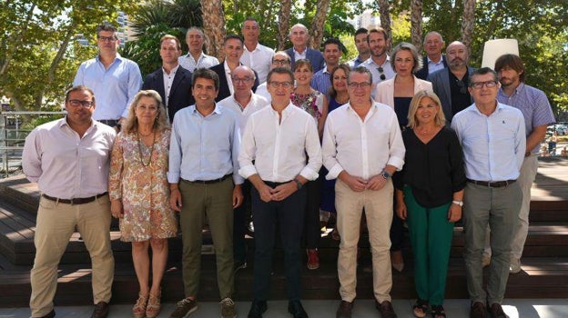 Representantes de Abreca, Hosbec y el sector turístico, con Alberto Núñez Feijóo y otros dirigentes del PP, en Benidorm