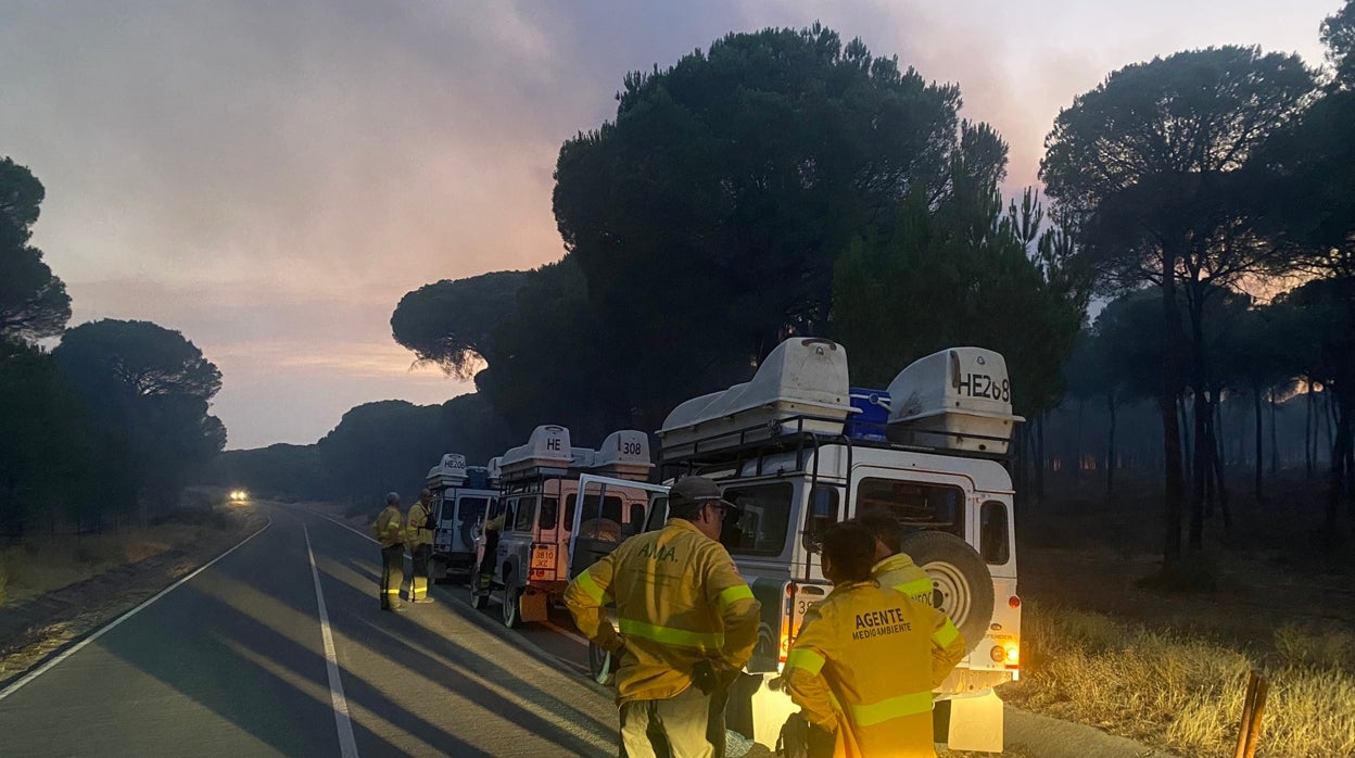 Incendio Almonte: El Infoca se centra en evitar que el fuego llegue a Doñana