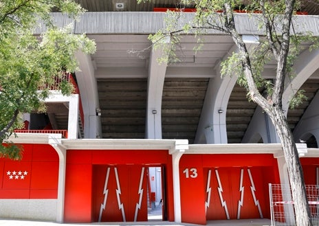 Imagen secundaria 1 - Interior de la tribuna alta de la avenida de la Albufera, el exterior del estadio y uno de los baños adaptados