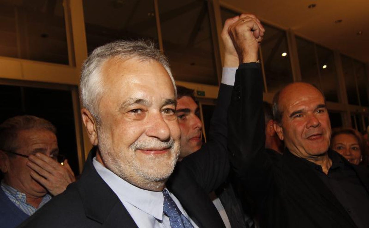 José Antonio Griñán y Manuel Chaves en la noche electoral del 25-M de 2012