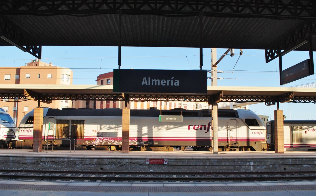 Andén en la estación de tren de Almería capital.