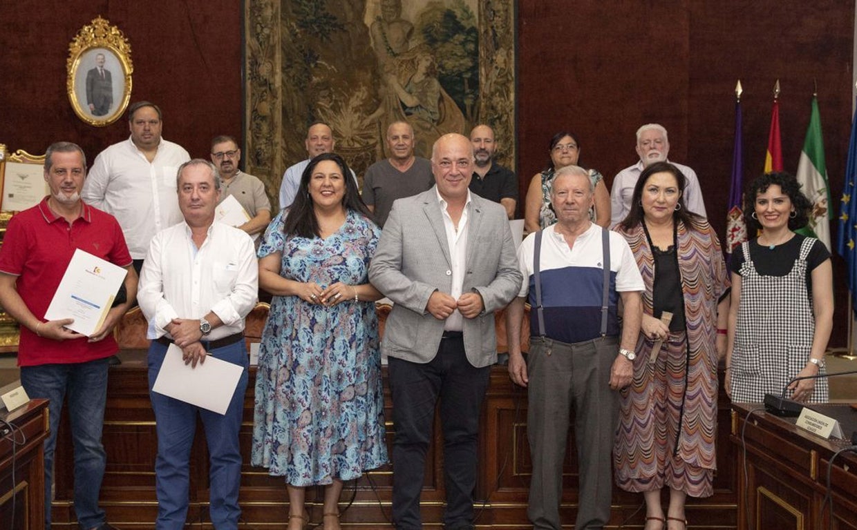 Rafael Roldán, segundo por la izquierda en primera fila, con Antonio Ruiz en el centro