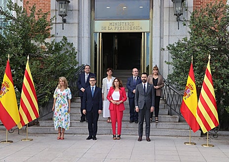 Imagen secundaria 1 - Saludo y posado de ambas delegaciones en la puerta del Ministerio de Presidencia, tras el cual se han dirigido por parejas al lugar de la reunión