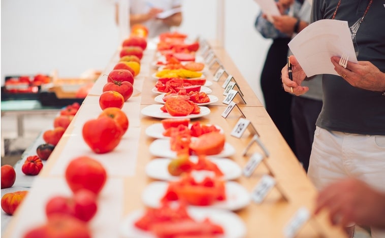 Un jurado con Quique Dacosta elige el «mejor tomate» del año en una fiesta de  agricultores y turistas junto al mar