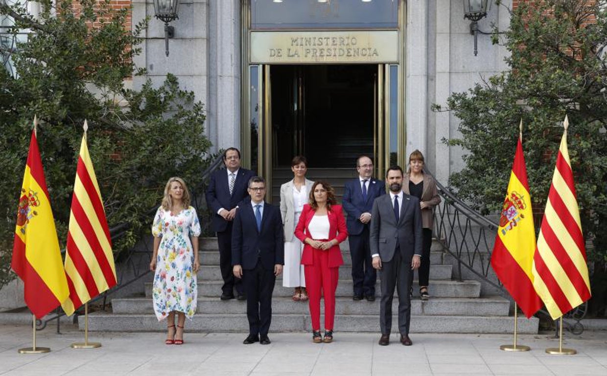 La delegación del Gobierno y la del Govern catalán a su llegada a la mesa de diálogo este miércoles en el Ministerio de la Presidencia