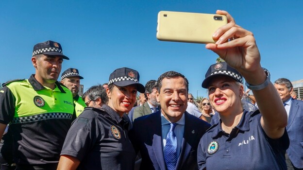 Juanma Moreno llevará al Parlamento en septiembre la Ley de Policías Locales de Andalucía