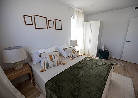 Imagen secundaria 1 - Vistas del interior de un modelo de vivienda y José Ignacio Esteban junto a Paloma Martín en la fábrica