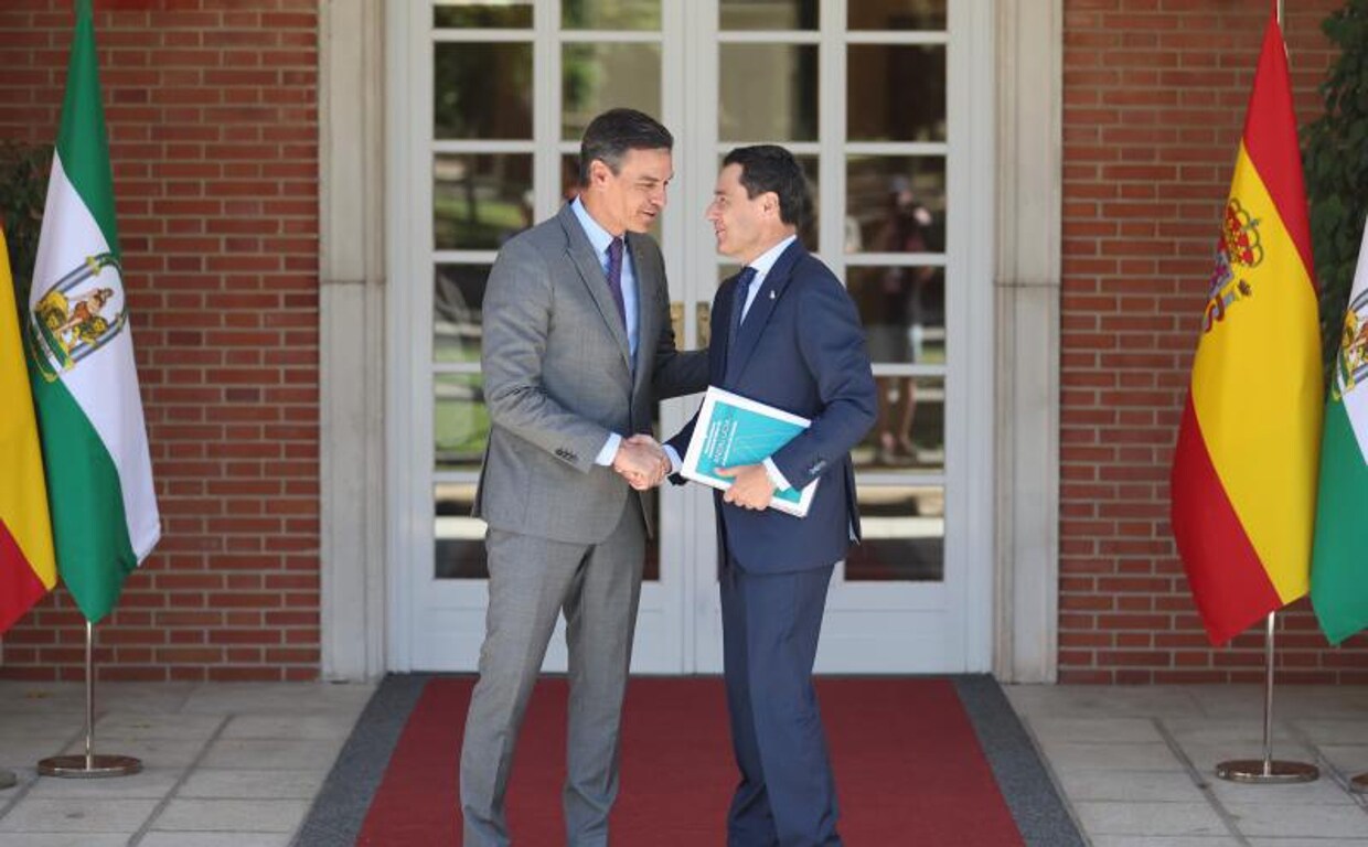 El presidente del Gobierno, Pedro Sánchez, recibe a Juanma Moreno en el Palacio de la Moncloa