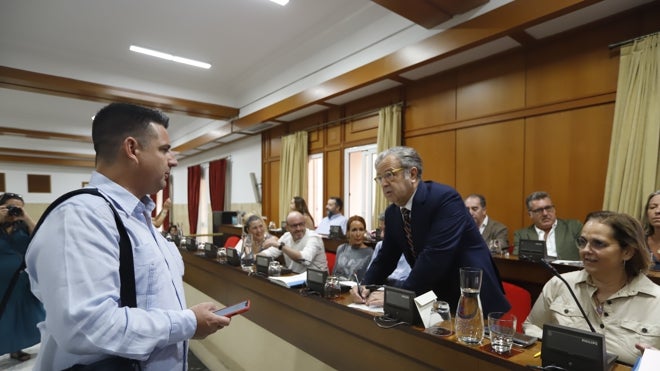 Pedro García charla con Salvador Fuentes