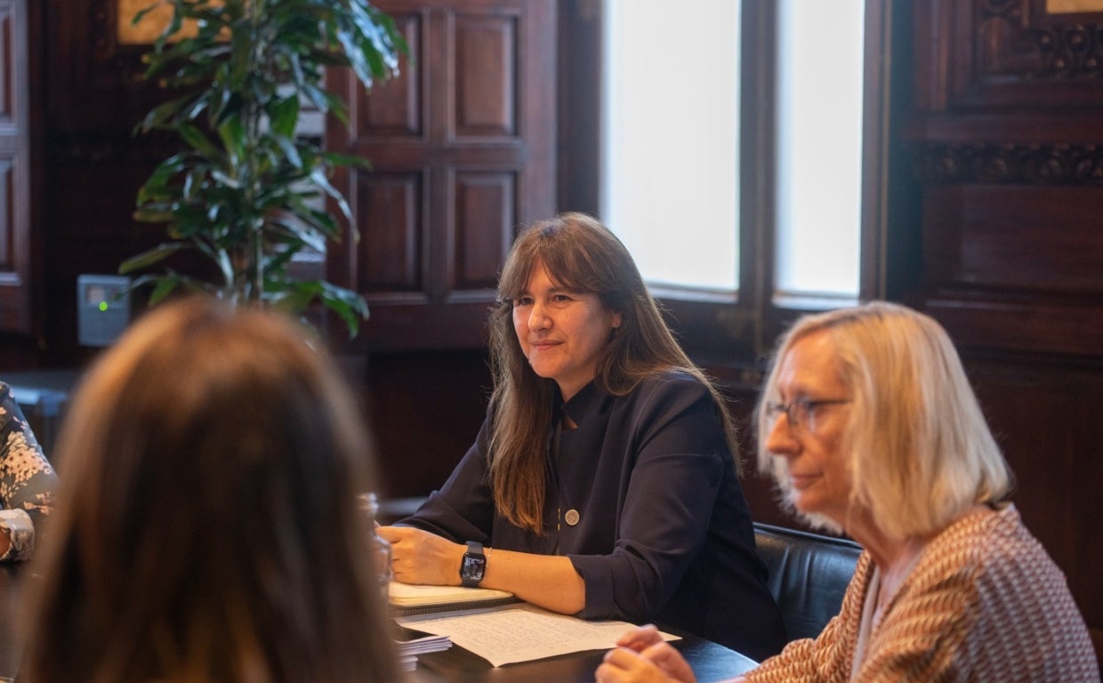 Laura Borràs, al lado de Assumpta Escarp (PSC), al inicio de la reunión de la Mesa que decide sobre sus suspensión