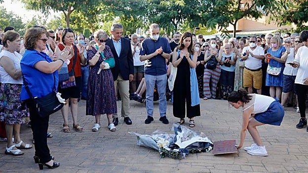 Familiares y amigos recuerdan a Cristina en el parque de Parla donde fue asesinada