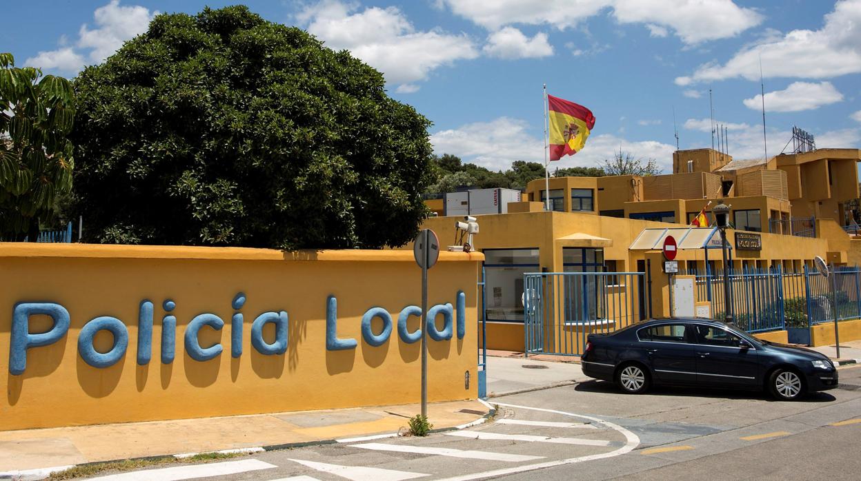 Dos policías de Estepona acusados de violar a una joven evitan la cárcel a cambio de un curso de educación sexual