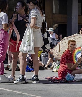 Imagen secundaria 2 - Fans de Harry Styles esperan frente al Wizink Center la apertura de las puertas