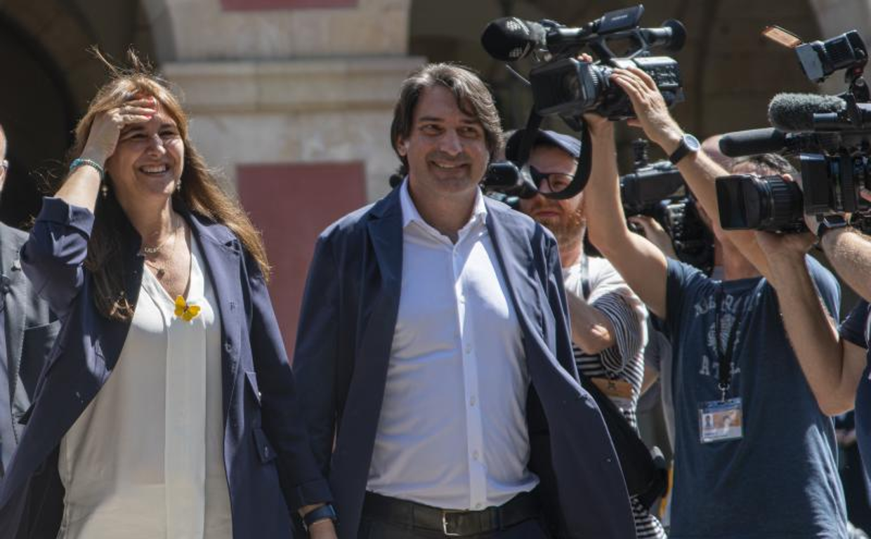 Laura Borràs y Francesc de Dalmases, ayer, tras ser suspendida como presidenta y diputada del Parlament