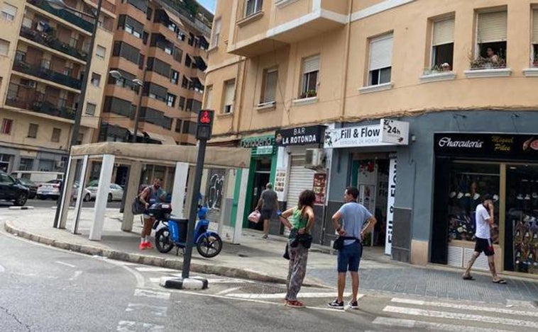 Matan a cuchilladas al dueño de un bar en Valencia cuando subía la persiana del local