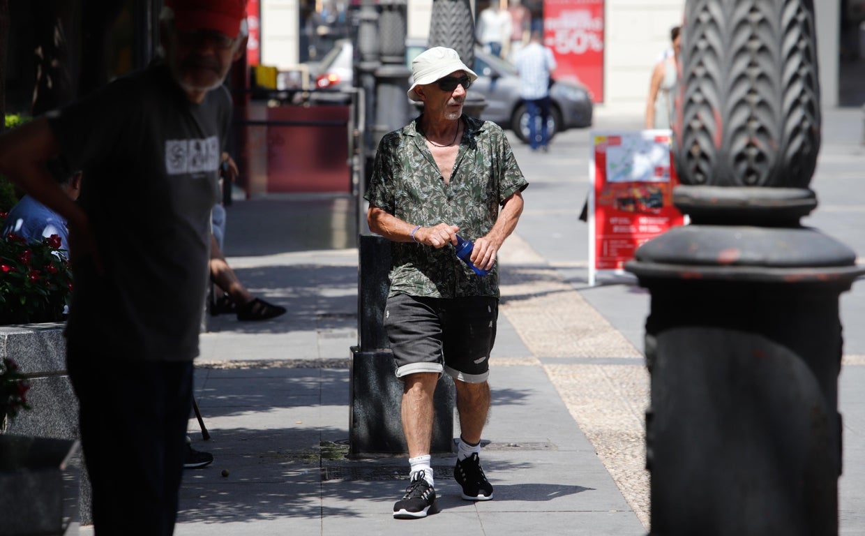 Un hombre pasea en julio por las calles de Córdoba