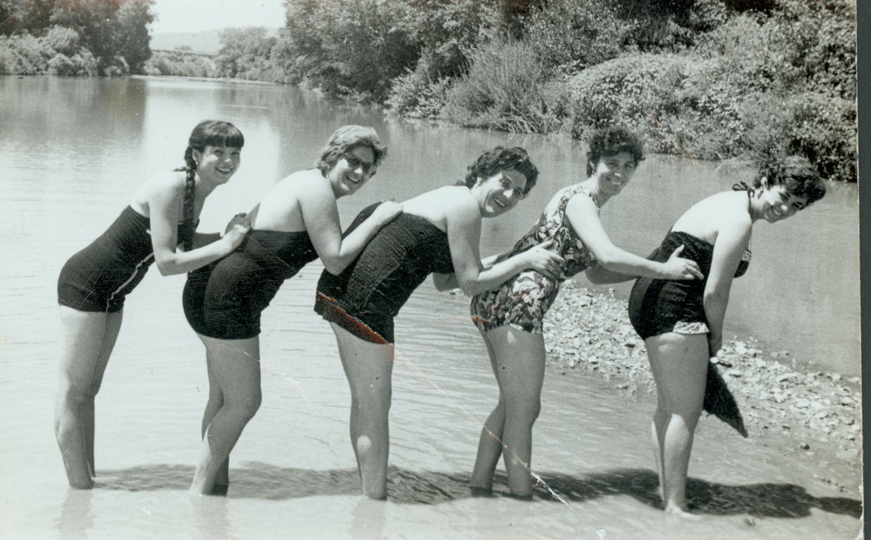 Cinco bañistas posan en el Guadalquivir cuando el baño estaba permitido