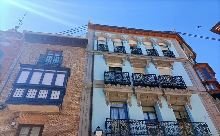 La restauración de una fachada en pleno Casco de Toledo deja aflorar su color azul original