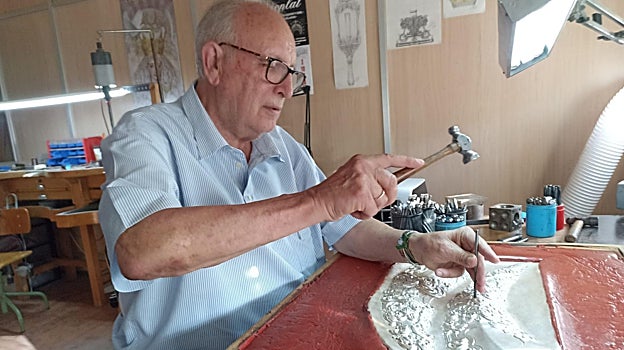 Manuel Quirós hace la cincelada de honor en la media luna de la coronación