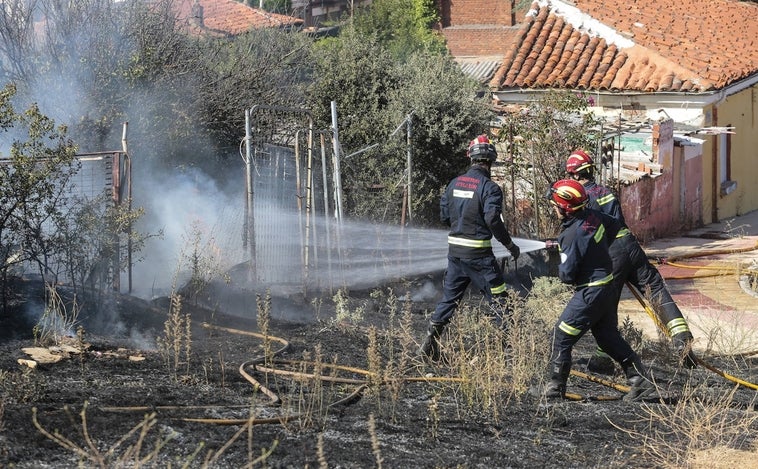 Un incendio alerta a los vecinos del Barrio de la Inmaculada de León por su proximidad a las viviendas