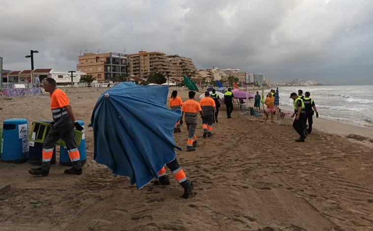 Multas de hasta 750 euros en las playas valencianas para evitar la 'guerra de sombrillas'