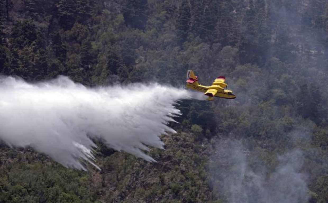 Un hidroavión descarga sobre la ladera de Tigaiga en Tenerife