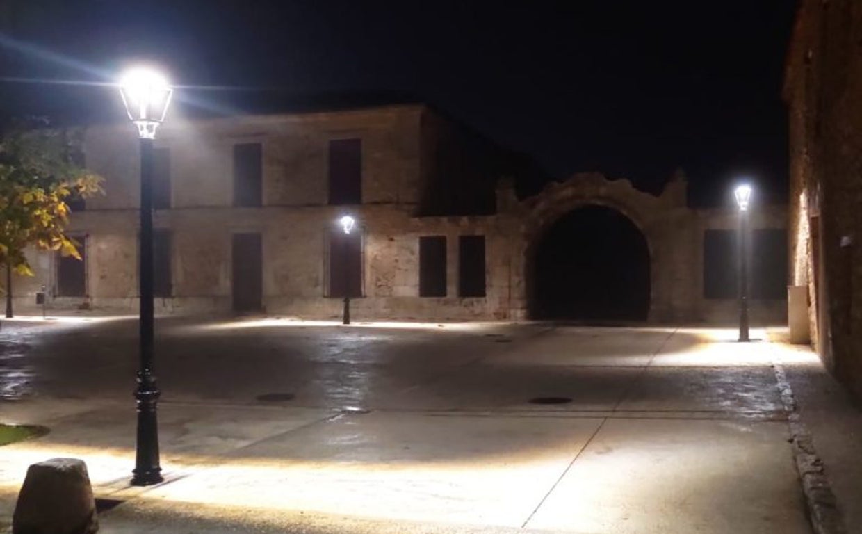 Una calle iluminada del municipio madrileño Nuevo Baztán